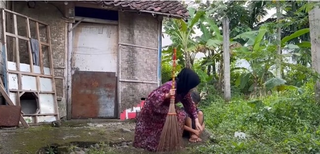 Tak semua dinding rumah terbuat dari batako. Ada pula yang hanya dilapisi bambu. (Foto: YouTube/Mambruut Official)