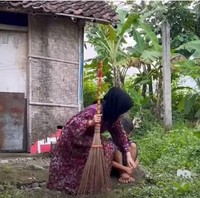 Tak semua dinding rumah terbuat dari batako. Ada pula yang hanya dilapisi bambu. (Foto: YouTube/Mambruut Official)