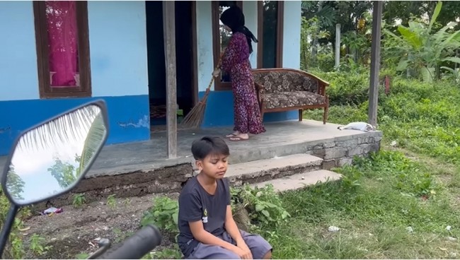 Farel Prayoga sukses bikin ambyar Istana Merdeka saat melantukan lagu Ojo Dibandingke saat perayaan HUT ke-77 RI di Istana Merdeka. Cerita sukses tersebut bermula dari sebuah rumah mungil di Dusun Sumberjo, Desa Kepundungan, Kecamatan Srono, Banyuwangi, Jawa Timur. (Foto: YouTube/Mambruut Official)