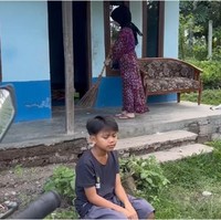 Farel Prayoga sukses bikin ambyar Istana Merdeka saat melantukan lagu Ojo Dibandingke saat perayaan HUT ke-77 RI di Istana Merdeka. Cerita sukses tersebut bermula dari sebuah rumah mungil di Dusun Sumberjo, Desa Kepundungan, Kecamatan Srono, Banyuwangi, Jawa Timur. (Foto: YouTube/Mambruut Official)
