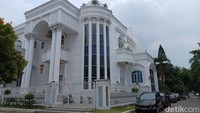 Rumah mewah Apin BK di Komplek Cemara Asri. Apin BK merupakan bos judi online yang tengah diburu polisi. Polda Sumut juga telah mencekal Apin BK agar tak bepergian ke luar negeri. (Goklas Wisely/detikSumut)