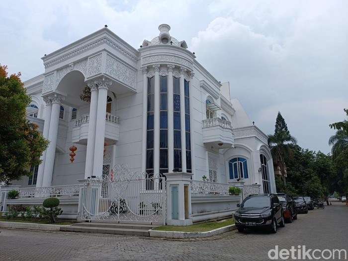 Rumah mewah Apin Bk bos judi online di Komplek Cemara Asri (Goklas Wisely/detikSumut)
