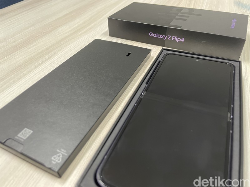 Unboxing Samsung Galaxy Z Flip 4
