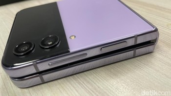 Tampak bagian samping kiri saat dilipat. Ada tombol volume dan power.Foto: Agus Tri Haryanto/detikINET