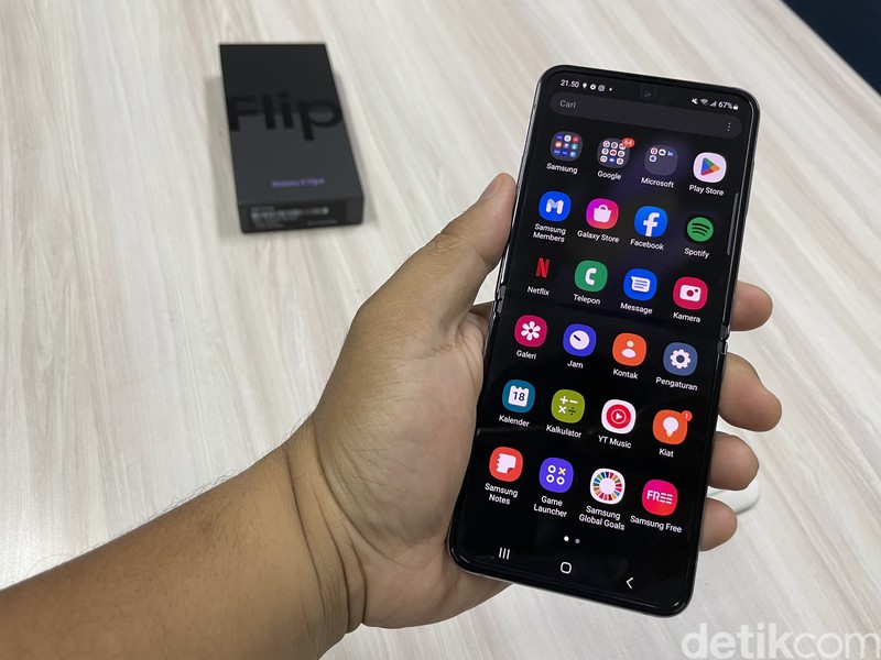 Unboxing Samsung Galaxy Z Flip 4