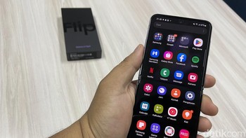 Ketika dibuka maupun ditutup, engsel begitu terasa kokoh. Namun demikian proses buka tutup sendiri begitu mudah. Foto: Agus Tri Haryanto/detikINET