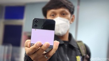 Samsung memberikan peningkatan pada kamera Flip 4. Kendati ukuran kamera ganda di bagian luarnya masih 12 MP hasilnya dijanjikan piawai memotret malam dan membuat video stabil. Foto: Agus Tri Haryanto/detikINET