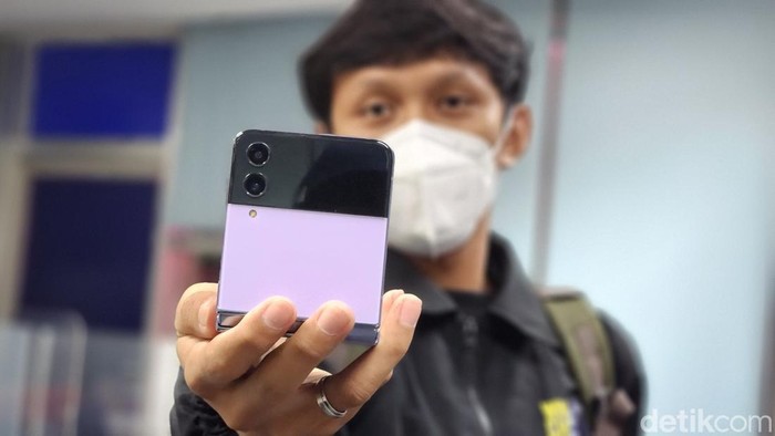 Unboxing Samsung Galaxy Z Flip 4