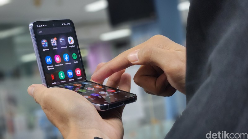 Unboxing Samsung Galaxy Z Flip 4