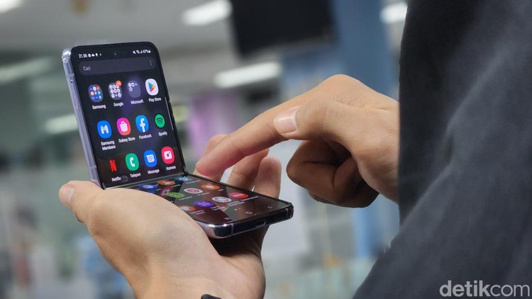 Unboxing Samsung Galaxy Z Flip 4