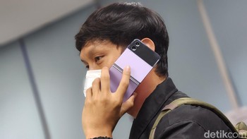 10. Samsung Galaxy Z Flip 4 berada di peringkat 10 dan menjadi satu-satunya HP layar lipat yang masuk daftar HP terlaris tahun 2023. Foto: Agus Tri Haryanto/detikINET