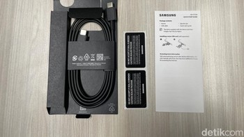 Terdapat injektor SIM card, kabel USB type C, dan buku panduan. Foto: Agus Tri Haryanto/detikINET