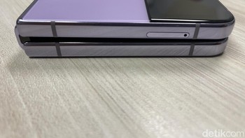 Ini tampak samping kanan ada slot dua SIM card. Foto: Agus Tri Haryanto/detikINET