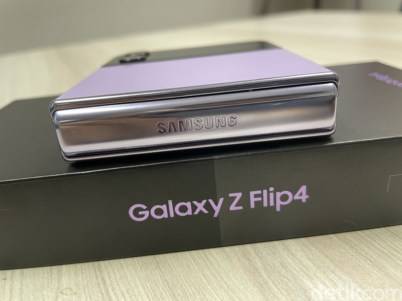 Unboxing Samsung Galaxy Z Flip 4