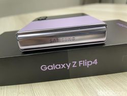Unboxing Samsung Galaxy Z Flip 4, Si Mungil, Gesit dan Hemat