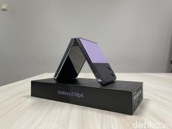 Unboxing Samsung Galaxy Z Flip 4, Si Mungil, Gesit dan Hemat