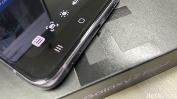 Salah satu kemampuan barunya adalah TouchPad. Jadi ketika layar setengah di lipat, di bagian atas akan menampilkan aplikasi sedangkan bagian bawah ada terdapat area kontrol layaknya trackpad di laptop. Foto: Agus Tri Haryanto/detikINET