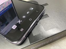Unboxing Samsung Galaxy Z Flip 4, Si Mungil, Gesit dan Hemat