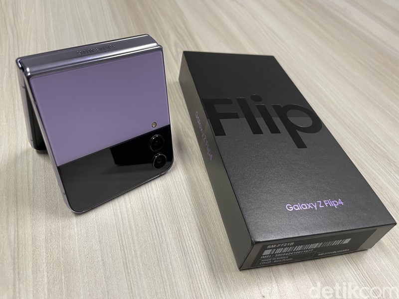 Unboxing Samsung Galaxy Z Flip 4