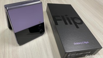 Dan ini yang menarik, peningkatan sudah dilakukan pada spek Flip 4 tetapi Samsung membanderol perangkat ini lebih murah dari Flip3. Galaxy Z Flip 4 5G versi 128 GB dijual Rp 13.999.000, versi 256 GB dijual Rp 14.999.000, versi Bespoke Edition 256 GB dijual Rp 15.499.000, dan versi 512 GB dijual Rp 16.999.000. Foto: Agus Tri Haryanto/detikINET