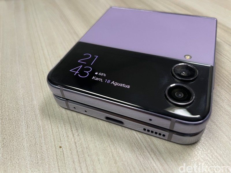 Unboxing Samsung Galaxy Z Flip 4