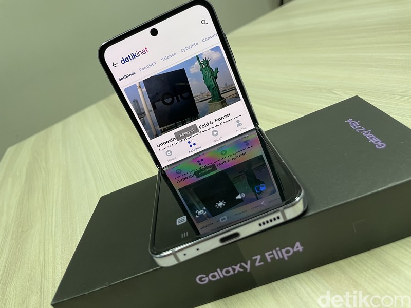 Unboxing Samsung Galaxy Z Flip 4