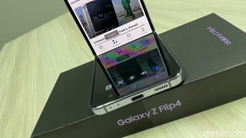 Galaxy Z Flip 4 saat ditekuk. Foto: Agus Tri Haryanto/detikINET