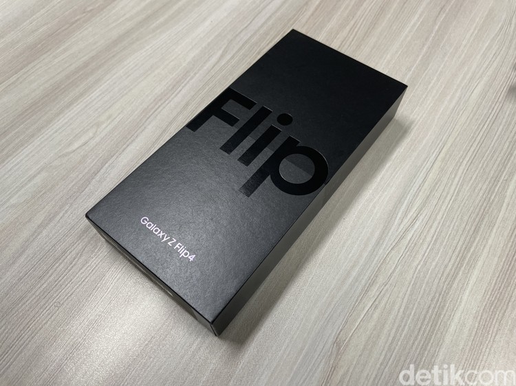 Unboxing Samsung Galaxy Z Flip 4