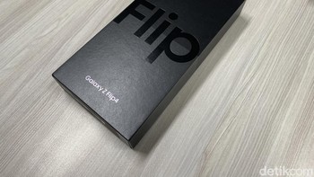 Unboxing Galaxy Z Flip 4, ponsel layar lipat terbaru dari Samsung. Foto: Agus Tri Haryanto/detikINET