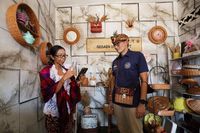 Ke Buleleng, Sandiaga Bantu Pengrajin Limbah Kertas Punya Logo Brand