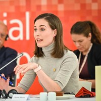 Tapi sayangnya di tengah popularitas dan prestasinya baru-baru ini muncul pemberitaan mengenai Sanna Marin berpesta. Sebelum video viral yang bikin heboh, Sanna pernah ketahuan clubbing di 2021. Hal itu jadi masalah karena ia baru saja berkontak dengan seorang perdana menteri yang positif COVID-19. Ia diminta untuk isolasi mandiri tapi mengaku melewatkan pesan tersebut.Foto: Instagram @sannamarin