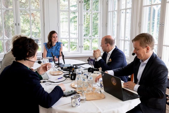 Dalam video yang viral berikut, Sanna Marin terlihat menari dan bernyanyi dengan beberapa selebriti Finlandia. Penampilan yang tidak biasa untuk seorang pemimpin negara itu tentu mendapat kecaman dari publik.Foto: Instagram @sannamarin