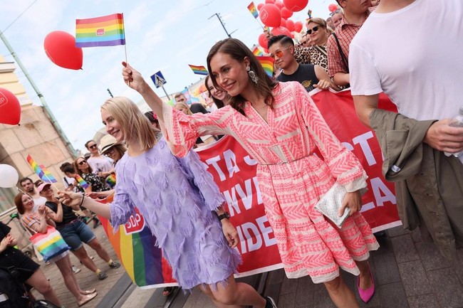 Selain karena ketahuan berpesta, Sanna Marin pernah jadi sorotan karena latar belakang keluarganya. Ia datang dari keluarga sederhana dan memiliki dua ibu karena ibu kandungnya berpacaran dengan wanita. Foto: Instagram @sannamarin