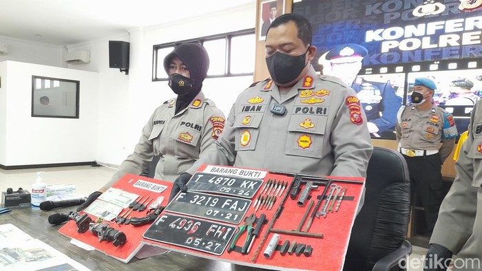 Satreskrim Polres Bogor menangkap dua pelaku begal yang sudah beraksi di 141 lokasi di Kabupaten Bogor, Jabar. (M Sholihin/detikcom)