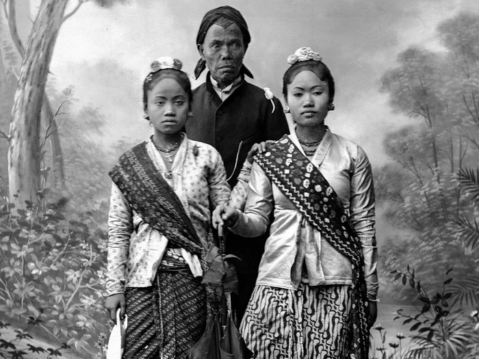 FRANCE - CIRCA 1889:  Paris 1889 Worlds Fair. Javaneses. ND-15433.  (Photo by ND/Roger Viollet via Getty Images)