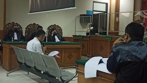 Terdakwa suap DID Tabanan tahun anggaran 2018 yang juga mantan staf khusus eks Bupati Tabanan Ni Putu Eka Wiryastuti, Dewa Nyoman Wiratmaja, saat menyampaikan duplik, Jumat (19/8/2022)