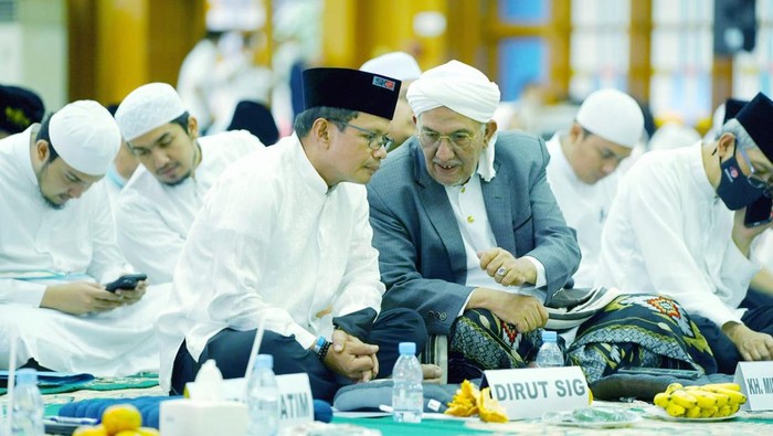 SIG Gelar Istighotsah Kubro dan Santunan Anak Yatim Direktur Utama SIG, Donny Arsal (tengah), Direktur SDM dan Umum SIG, Agung Wiharto (dua dari kiri) usai menandatangani prasasti peresmian TPQ Mujahadah dan Masjid Mambaul Ulum, pada Senin (15/8/2022). Kegiatan istighotsah Kubro dan pemberian santunan kepada anak yatim diselenggarakan di Wisma A Yani,Gresik,Senin (15/8) diikuti karyawan dan masyarakat.
