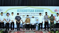 Direktur Utama SIG Donny Arsal, Direktur SDM dan Hukum SIG Agung Wiharto, serta Kepala Dinas Perindustrian dan Perdagangan Provinsi Jawa Timur Drajat Irawan menyerahkan santunan kepada anak yatim.