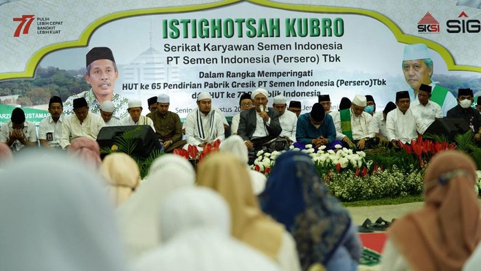 SIG Gelar Istighotsah Kubro dan Santunan Anak Yatim Direktur Utama SIG, Donny Arsal (tengah), Direktur SDM dan Umum SIG, Agung Wiharto (dua dari kiri) usai menandatangani prasasti peresmian TPQ Mujahadah dan Masjid Mambaul Ulum, pada Senin (15/8/2022). Kegiatan istighotsah Kubro dan pemberian santunan kepada anak yatim diselenggarakan di Wisma A Yani,Gresik,Senin (15/8) diikuti karyawan dan masyarakat.