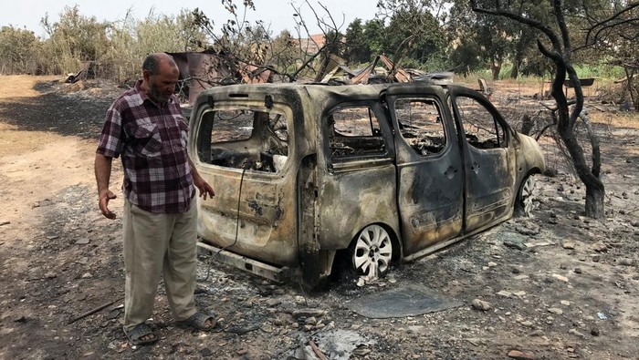 Sisa-sisa Kebakaran Hutan Aljazair yang Tewaskan Puluhan Orang Burnt trees and a bus are pictured following a wildfire in El Kala, in Al Taref province, Algeria August 18, 2022. REUTERS/Ramzi Boudina TPX IMAGES OF THE DAY