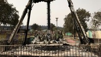 Area permainan juga tak luput dari hebatnya api yang membakar. Kebakaran hutan menyebar ke 14 distrik di Aljazair utara.