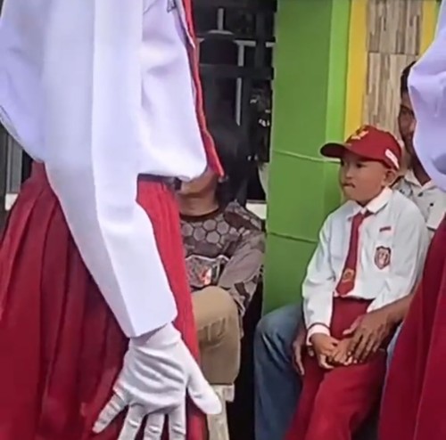 Siswa SD di Bone dikeluarkan dari barisan gerak jalan.