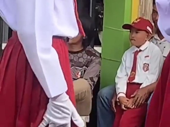 Siswa SD di Bone dikeluarkan dari barisan gerak jalan.
