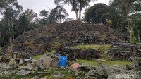 Berdasarkan keletakan bagian-bagian dari strukturnya, bagian pertama yang terletak paling rendah adalah struktur yang disebut sebagai sumur. Struktur sumur merupakan bentuk susunan bongkahan batu kolom andesit yang dibuat melingkungi sumber air (mata air). (Foto: Ikbal Selamet/detikJabar)
