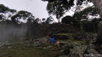 Banyak yang mengaitkan situs Gunung Padang dengan struktur piramida yang ditemukan di negara lain. Dilansir detikEdu, Arkeolog Jawa Barat, Dr. Lutfi Yondri, meluruskan bahwa situs Gunung Padang bukanlah situs piramida. (Foto: Ikbal Selamet/detikJabar).