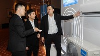 President Director Midea Indonesia Jack Ding (tengah), Head of Sales Midea Indonesia Budi Pratama Widjaja (kanan), dan Overseas Business Manager (OBM) Sales Manager ASEAN Midea Jack Feng (kiri) saat peluncuran lini produk baru Air Conditioner (AC) Midea Electronics Indonesia di Jakarta. 