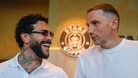 Stars Coffee ini milik penyanyi Timati dan Anton Pinskiy yang membeli gerai Starbucks.