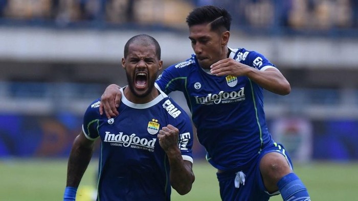 Striker Persib David da Silva dan Daisuke Sato.