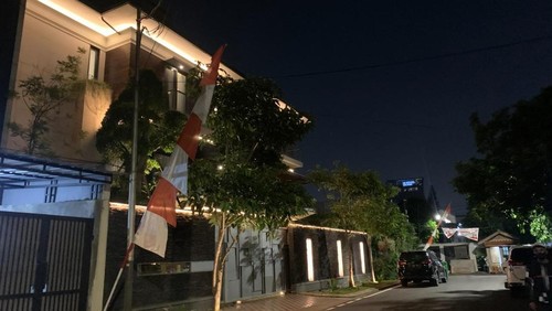 Suasana di rumah pribadi Irjen Ferdy Sambo pascapenetapan tersangka Putri Candrawathi.