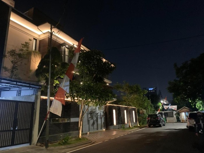 Suasana di rumah pribadi Irjen Ferdy Sambo pascapenetapan tersangka Putri Candrawathi.